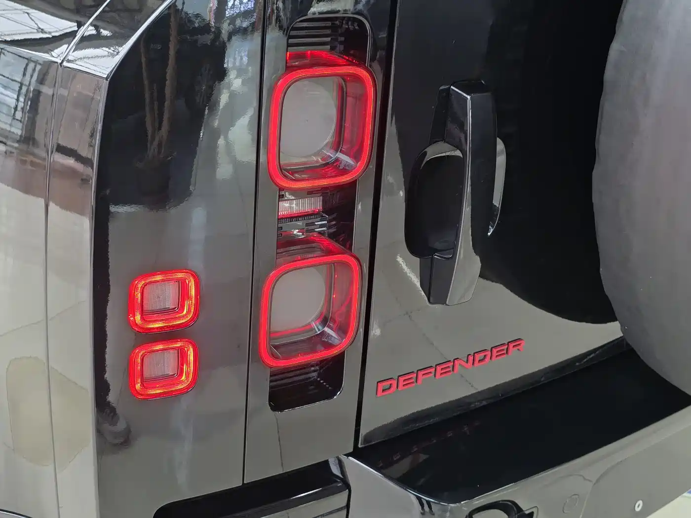 Land Rover Defender 2024 110 5.0T V8 фото 31