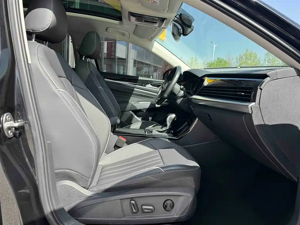Volkswagen Passat 2022 330TSI Elite Edition фото 8