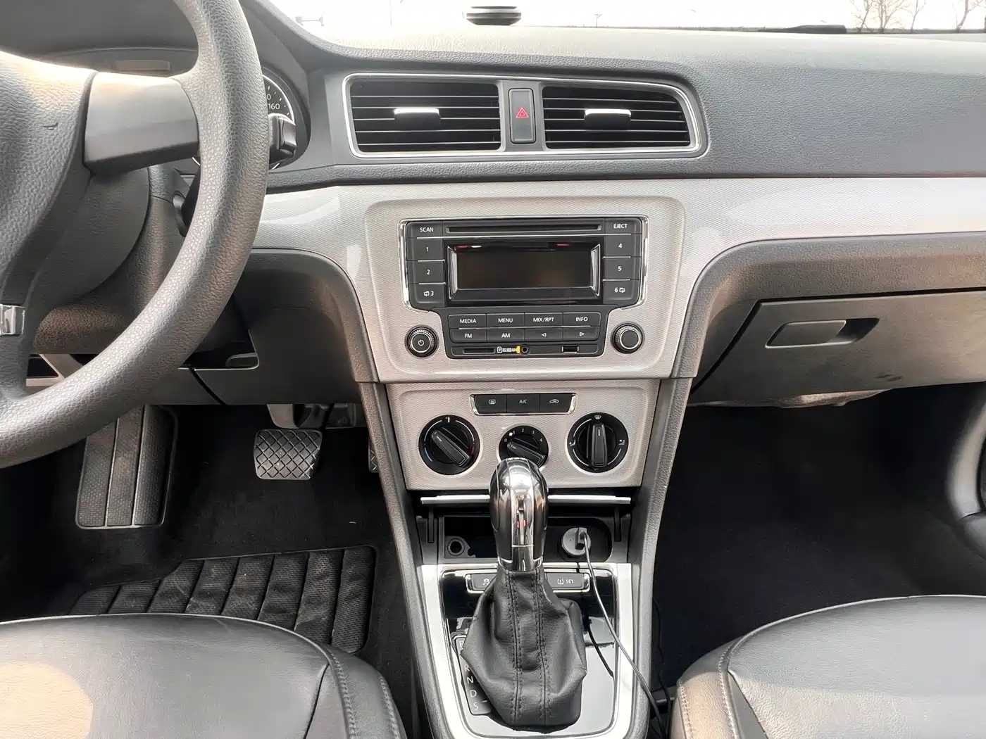 Volkswagen Lavida Tour 2013 1.4TSI Automatic Comfort фото 4