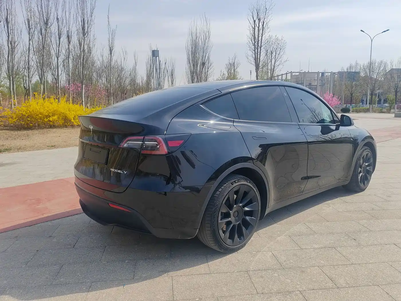 TESLA MODEL Y