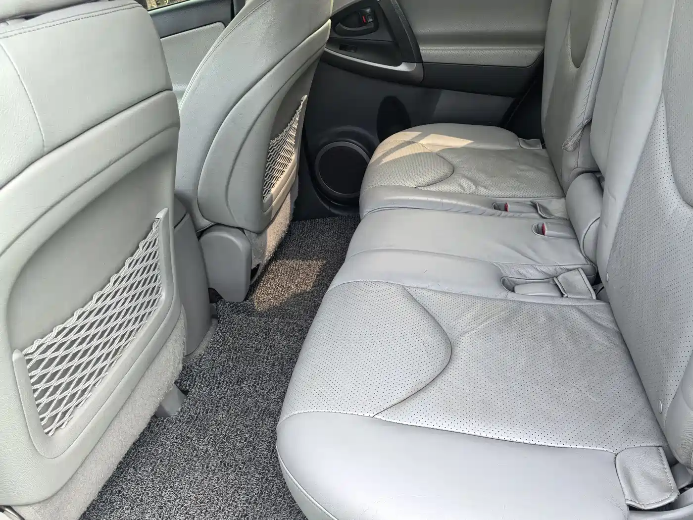 Toyota RAV4 (Import) 2006 2.4 Luxury фото 9