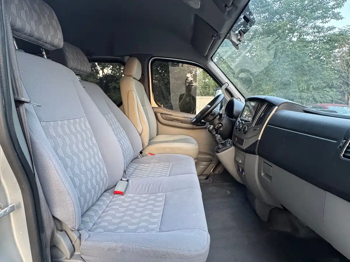 Dongfeng Yufeng Yufeng 2020 2020 2.3T Economy Logistics Vehicle Short Wheelbase Medium Roof 5-9 Seats WP2.3