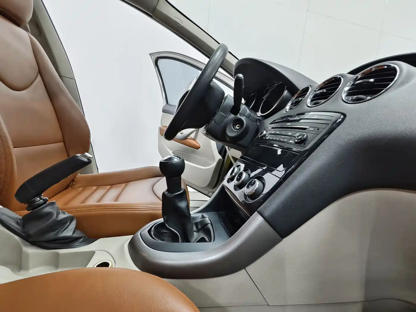 Peugeot 408 2013 1.6L Manual Comfort Edition фото 14