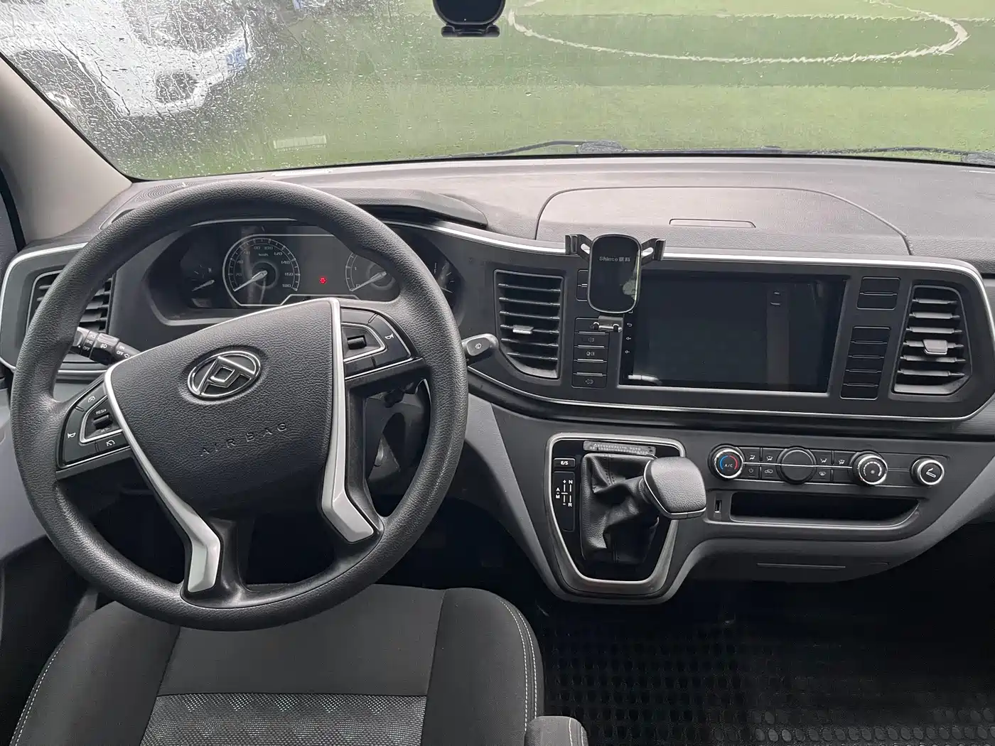 SAIC Maxus Xintu V80 2021 2.0T PLUS AMT Urban Edition Short Wheelbase Ultra-Low Roof 5/6 Seats фото 4