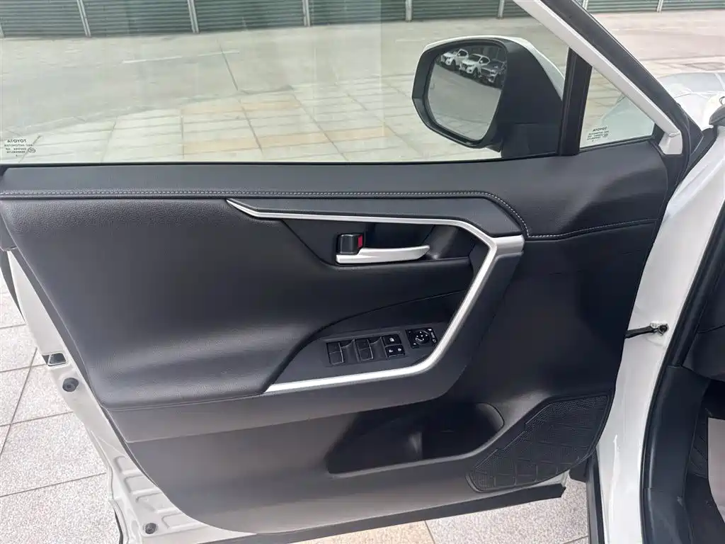 Toyota Wildlander 2023 Hybrid 2.5L E-CVT AWD Premium Edition фото 18