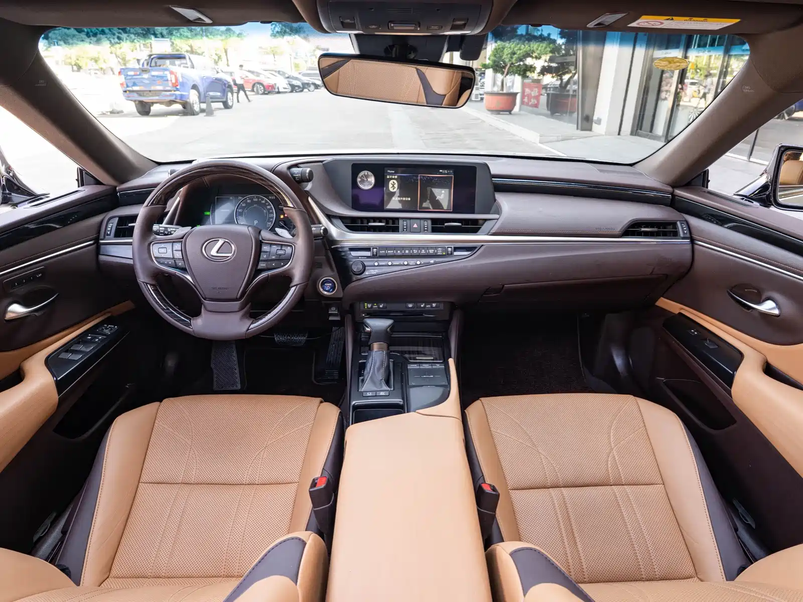 Photo 13 - Lexus ES