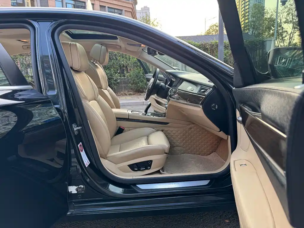 Фото 13 - BMW 7 Series