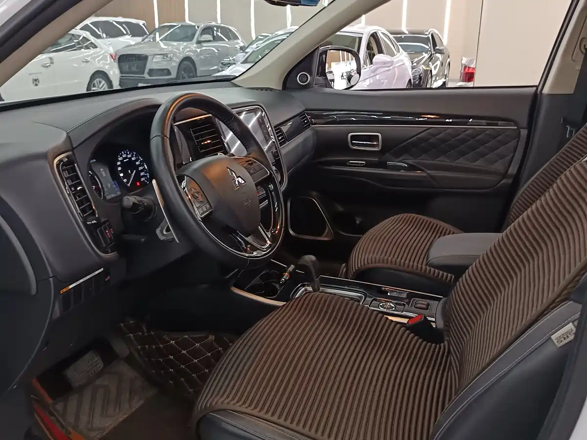 Mitsubishi Outlander 2020 2.4L 4WD Luxury 5-seater фото 7