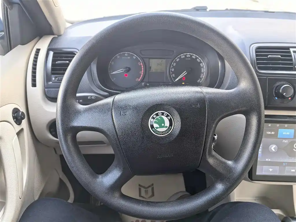 Škoda Fabia 2011 1.4L Automatic Crystal Elegance Edition фото 19