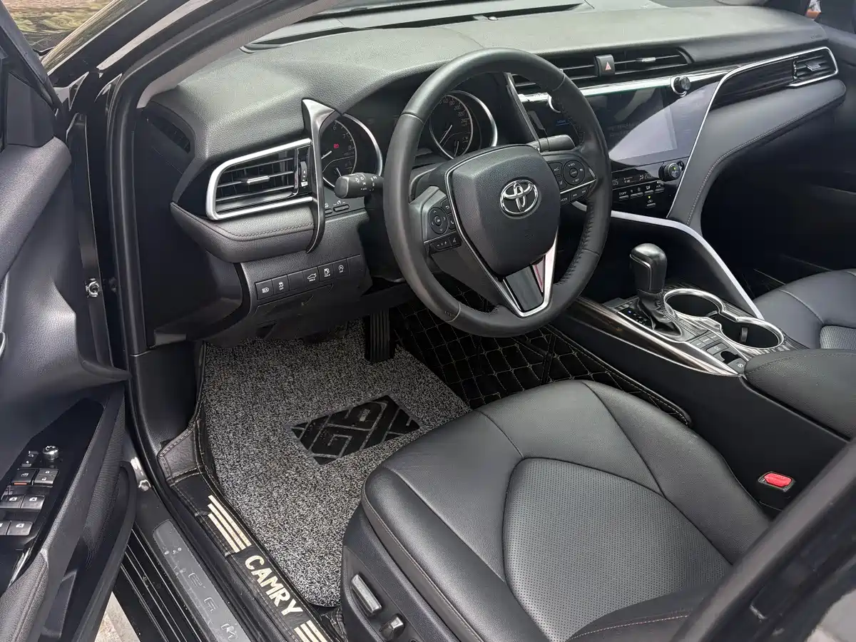 Фото 3 - Toyota Camry