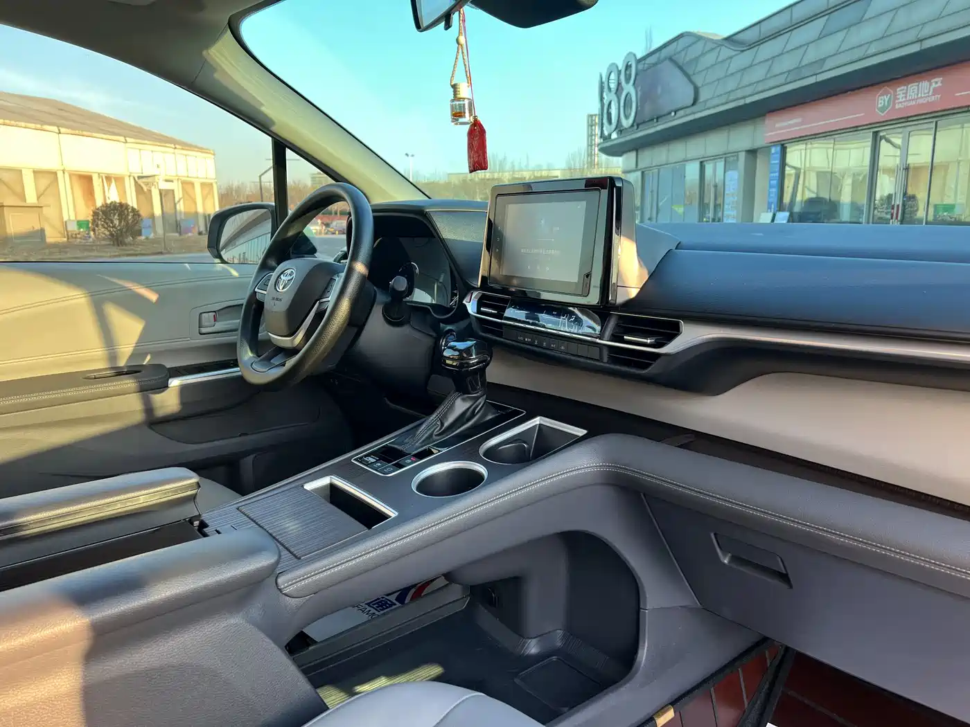Toyota Granvia 2023 2.5L Hybrid Luxury Edition фото 10