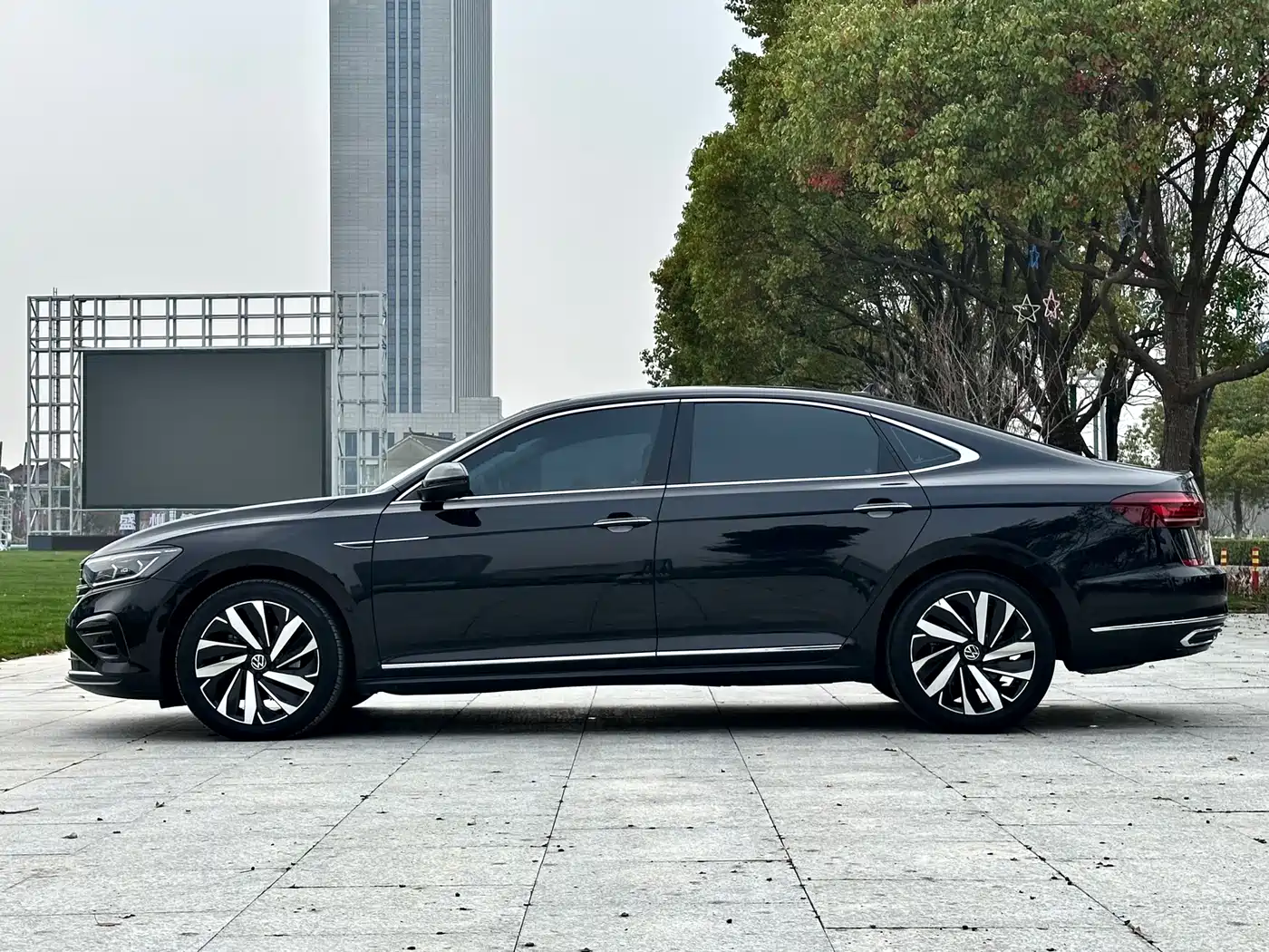 Volkswagen Passat 2024 380TSI Luxury фото 7