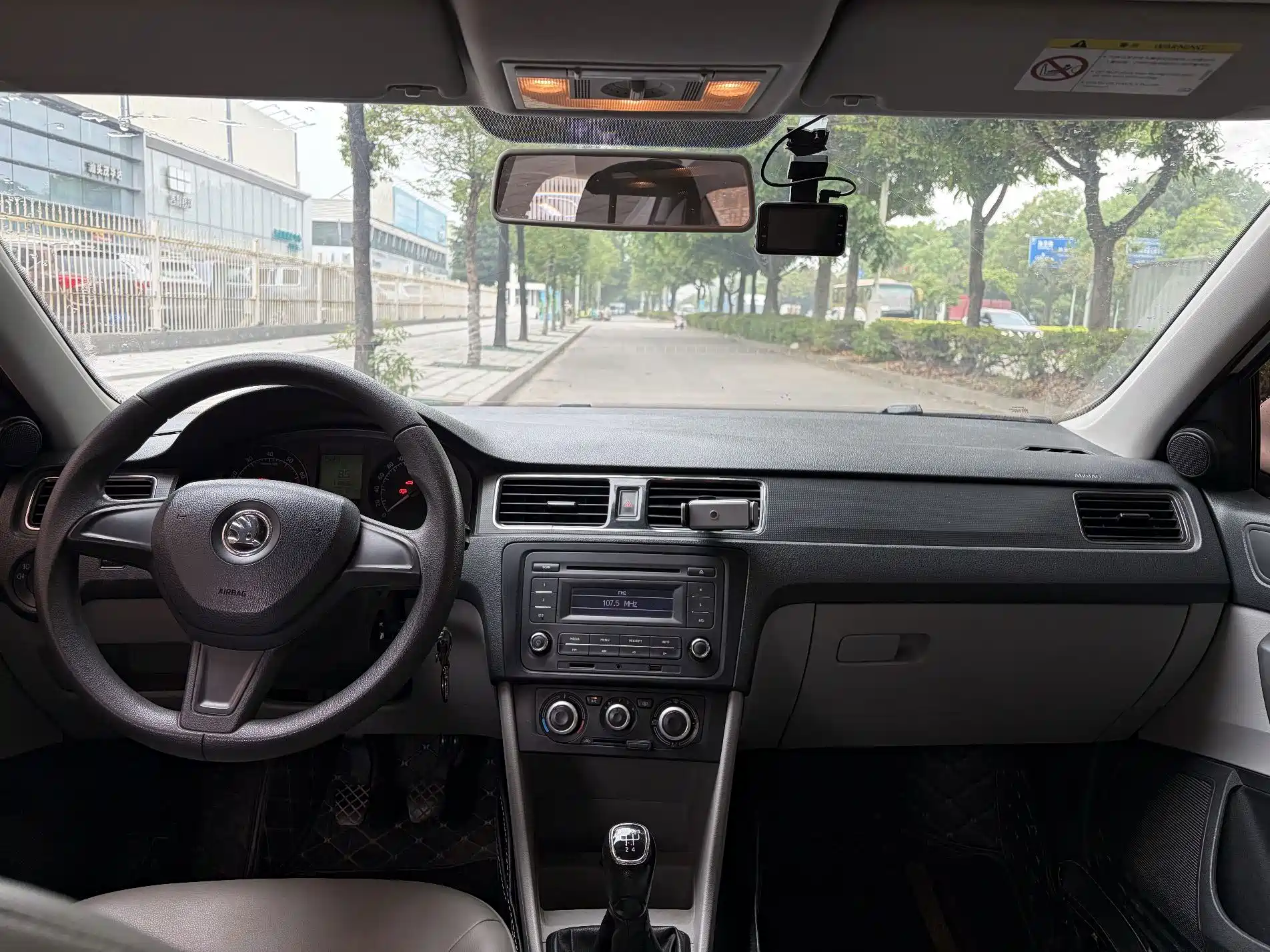 Photo 2 - Škoda Rapid