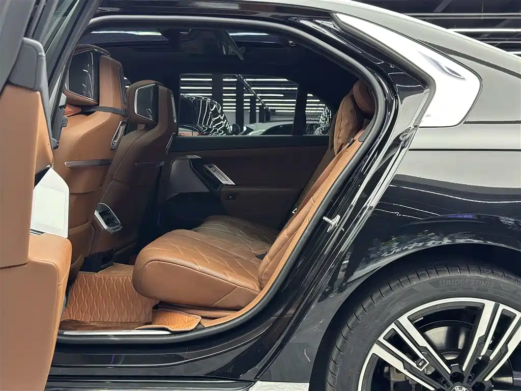 BMW 7 Series 2023 Facelift 740Li Exclusive M Sport Package фото 8