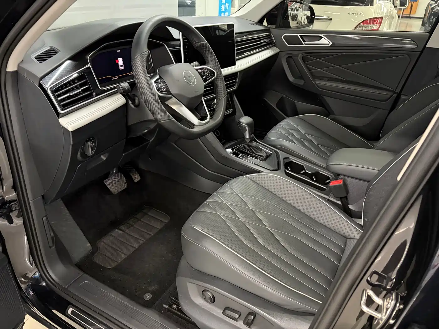 Volkswagen Tiguan L 2023 Facelift 330TSI Automatic 2WD Smart Edition фото 7