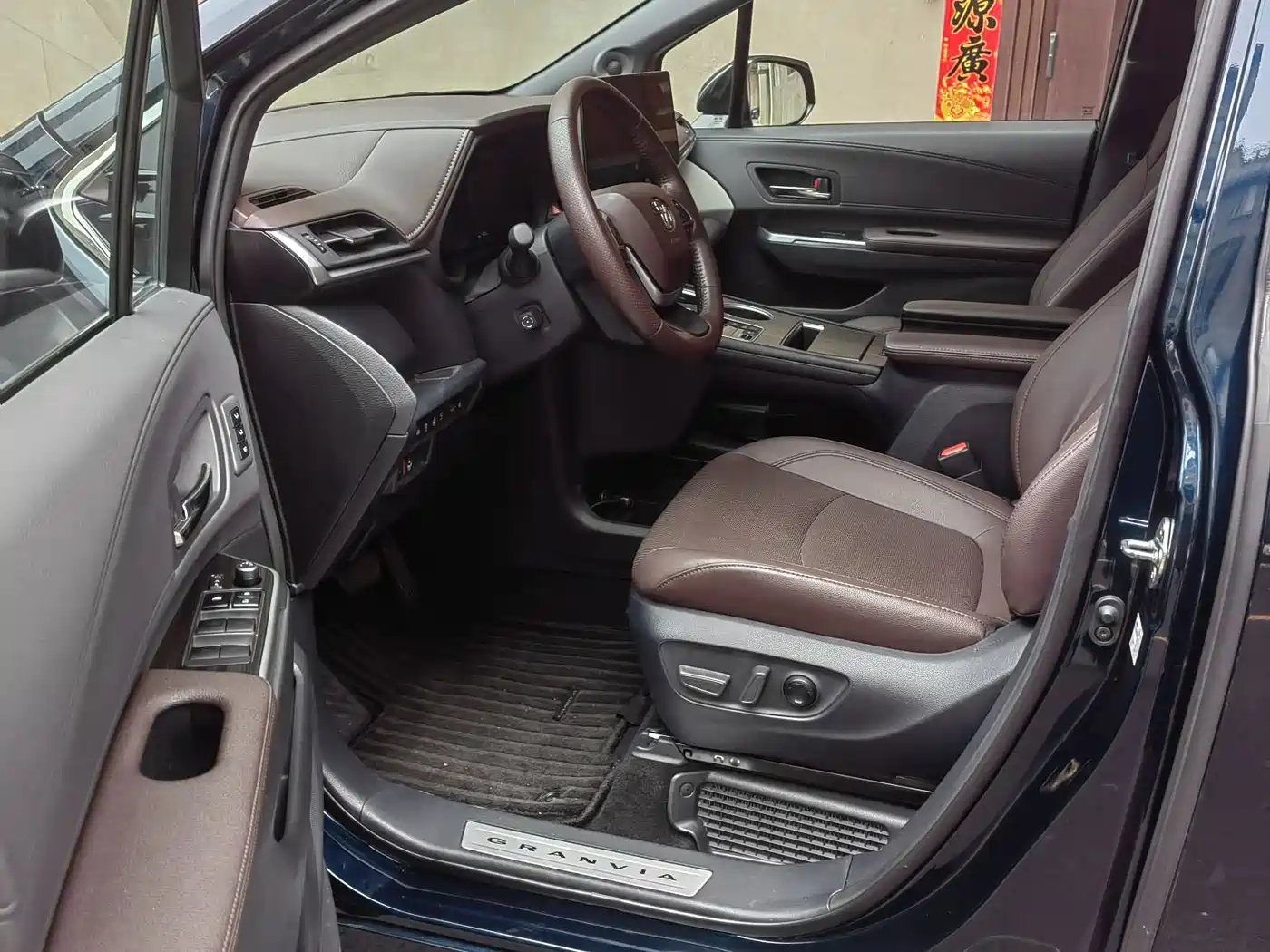 Toyota Granvia 2023 2.5L Hybrid Flagship VIP Edition фото 9