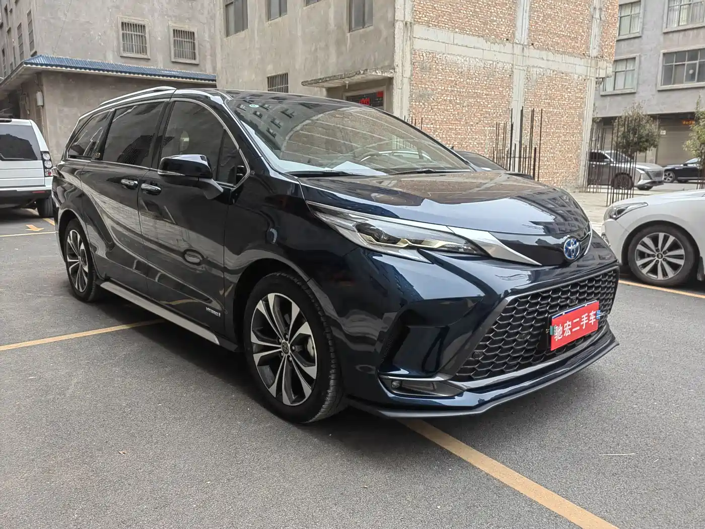 Toyota Granvia 2023 2.5L Hybrid Flagship VIP Edition фото 4