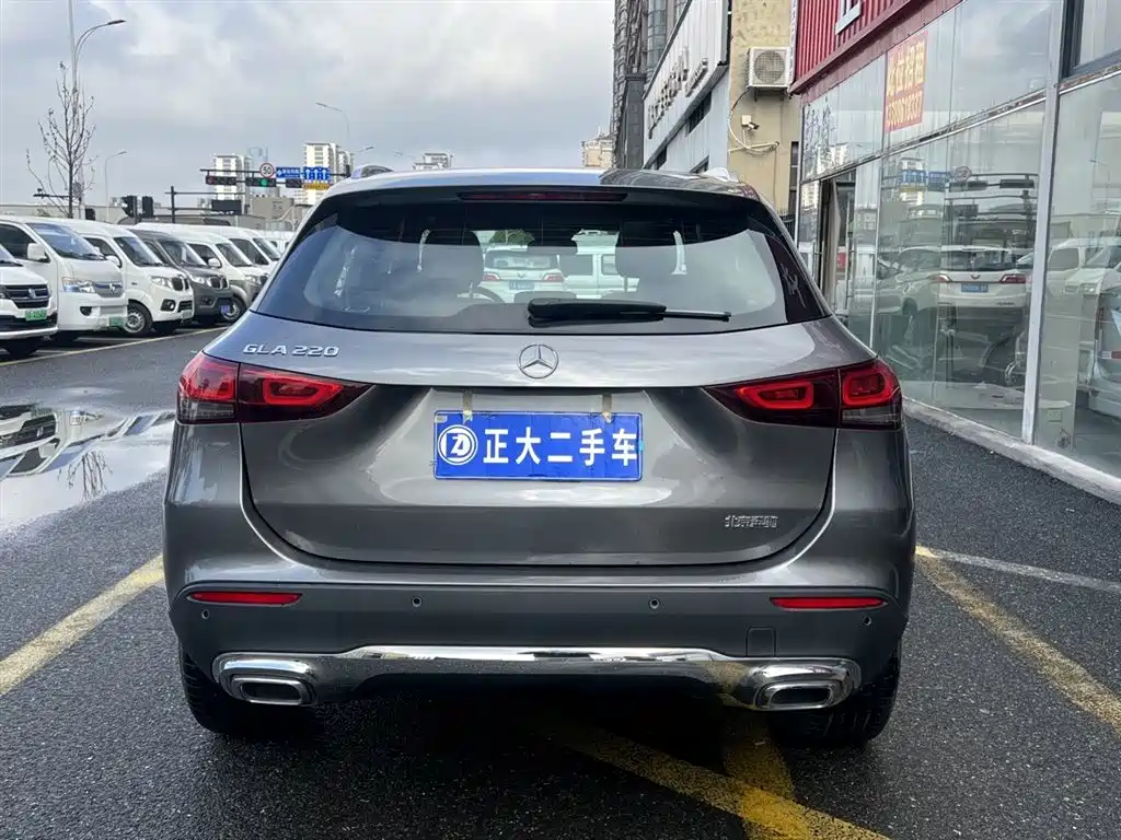 MERCEDES-BENZ GLA
