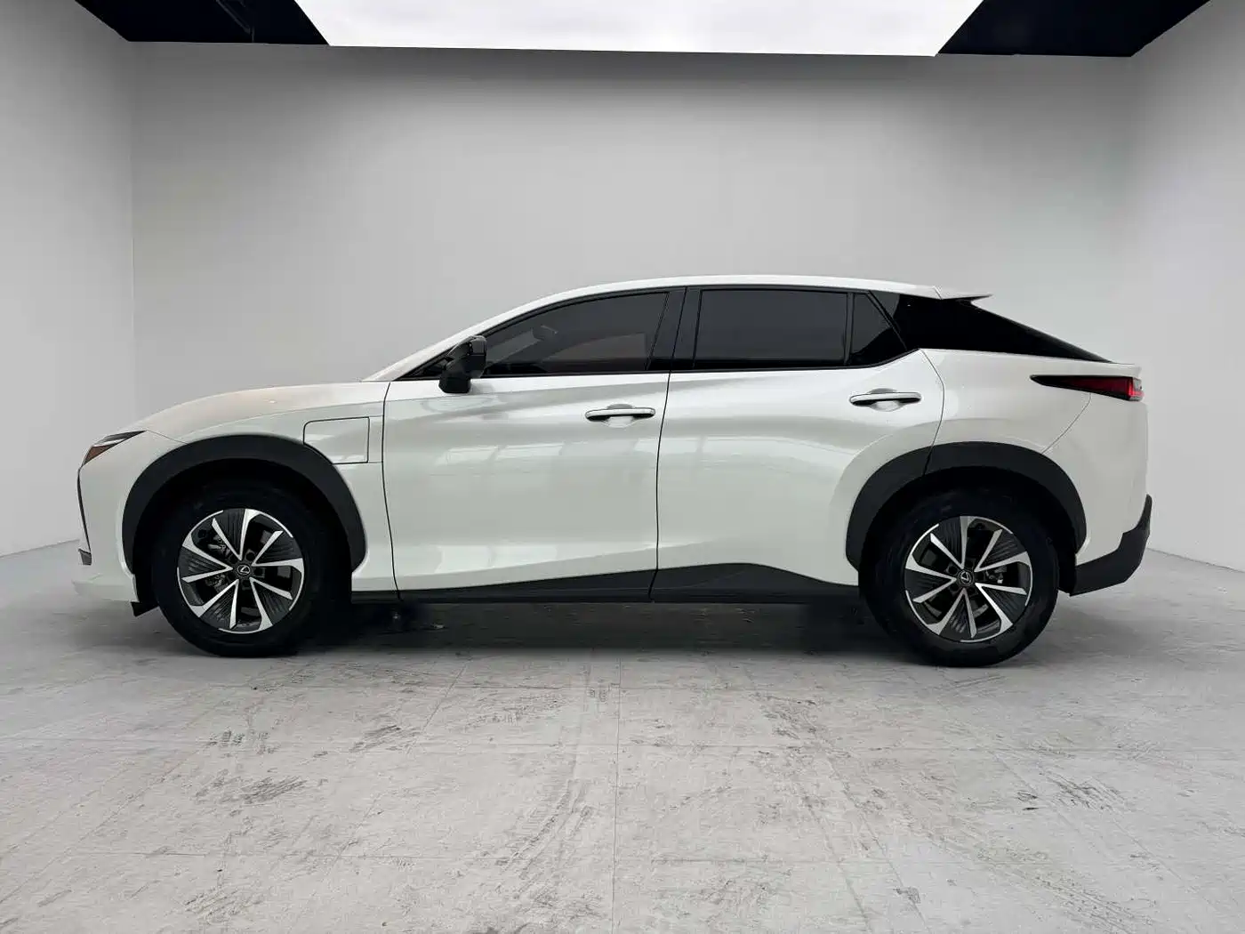 Lexus RZ 2023 450e 4WD Deluxe фото 19