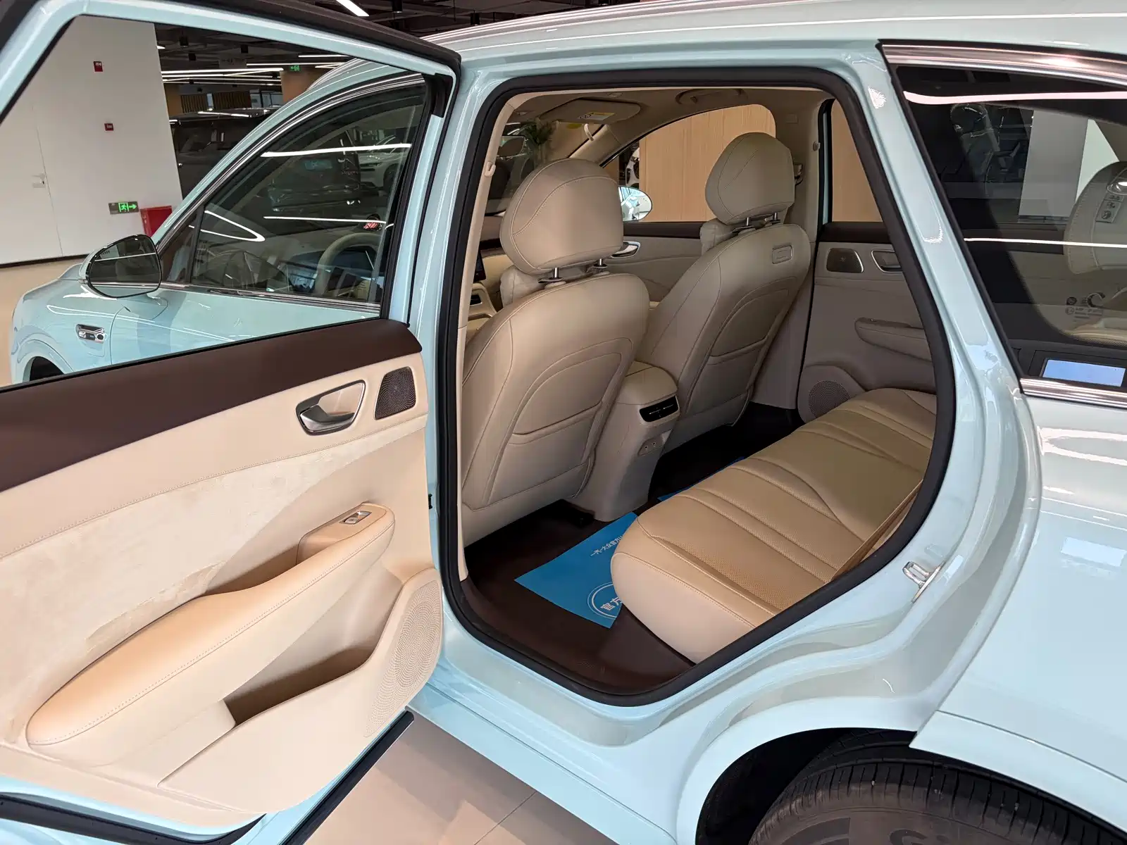 صورة 7 - Shangjie SUV