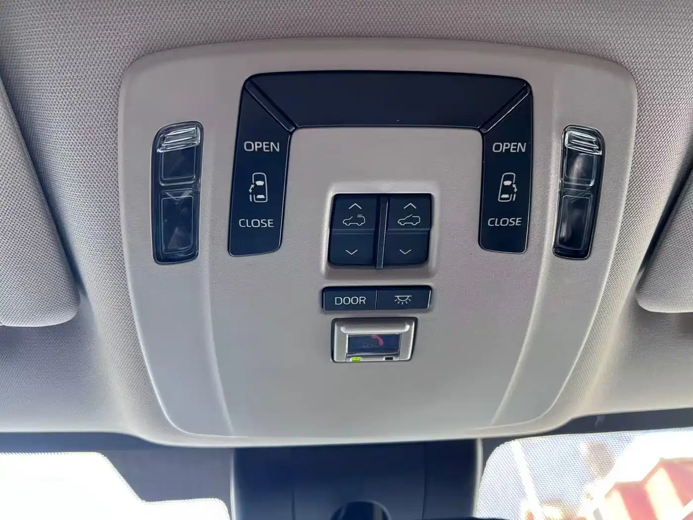 Toyota Sienna 2024 2.5L Hybrid Premium Edition фото 18