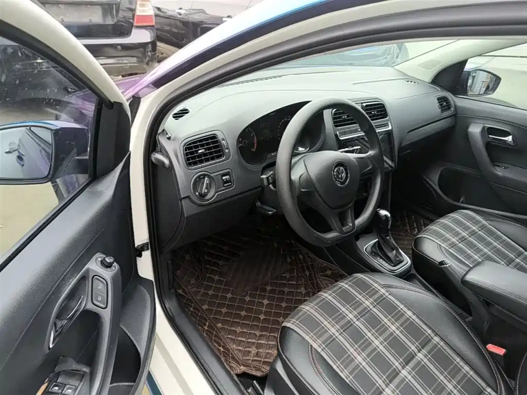 Volkswagen Polo 2016 1.4L Automatic Trend фото 16