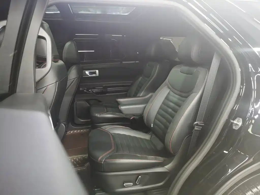 Photo 24 - Ford Explorer