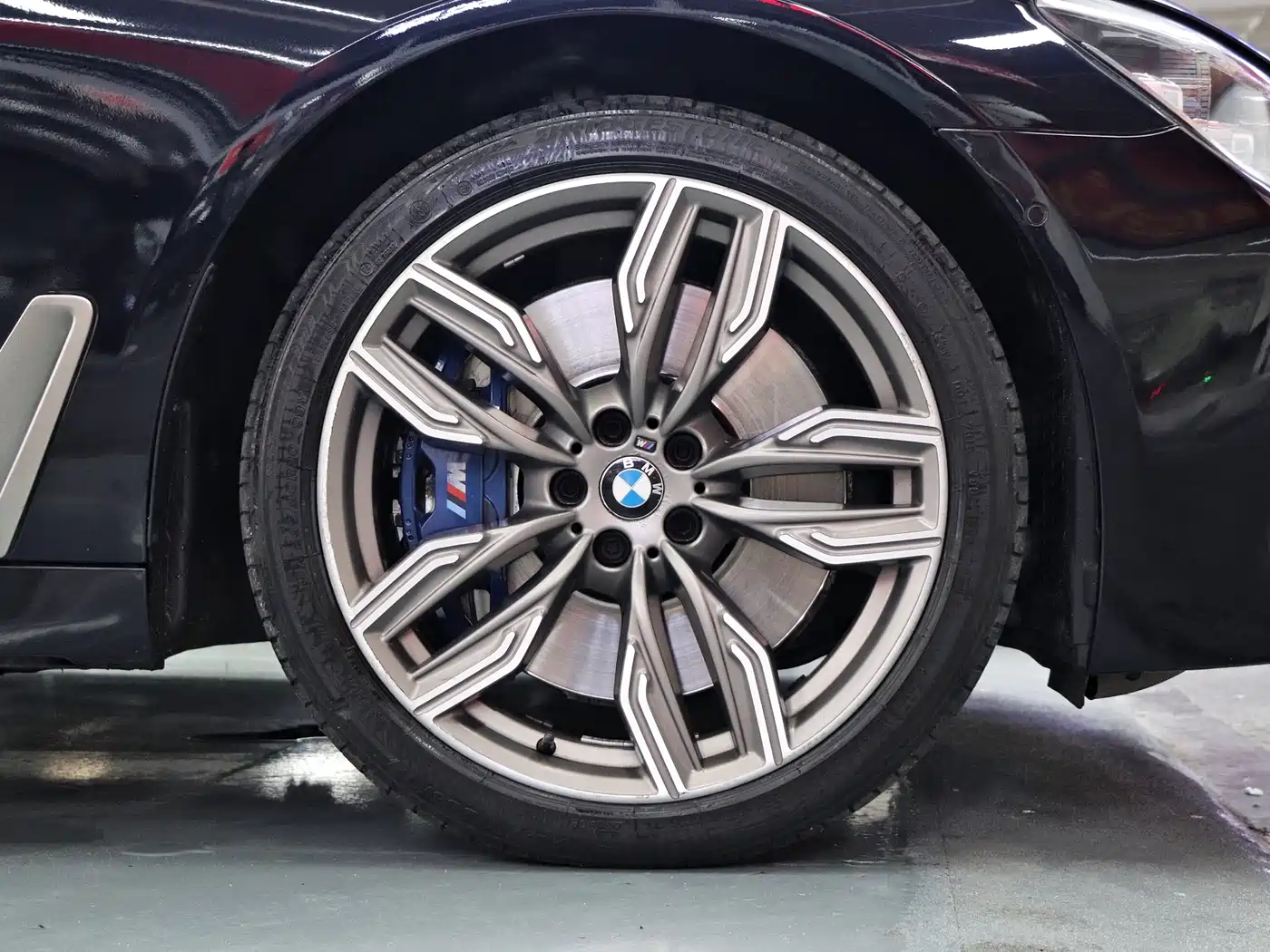 BMW 7 Series 2018 M760Li xDrive фото 42
