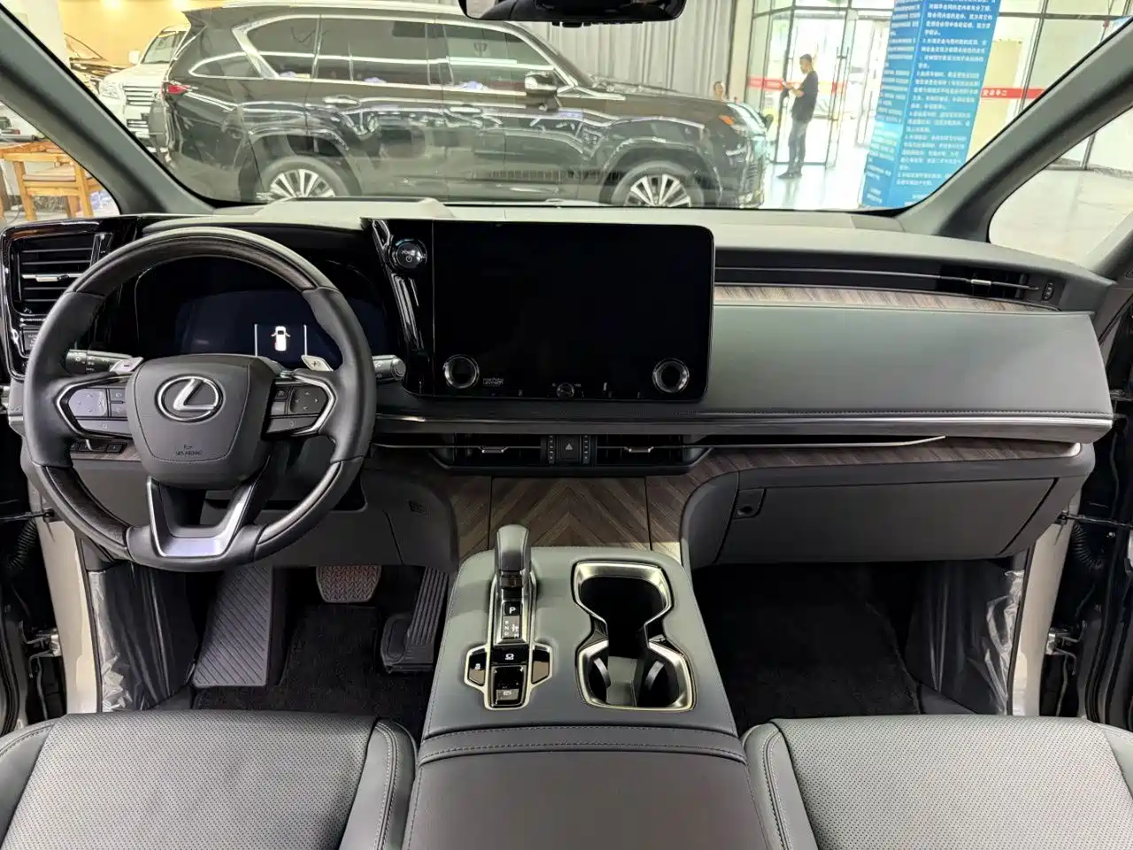 Фото 10 - Lexus LM