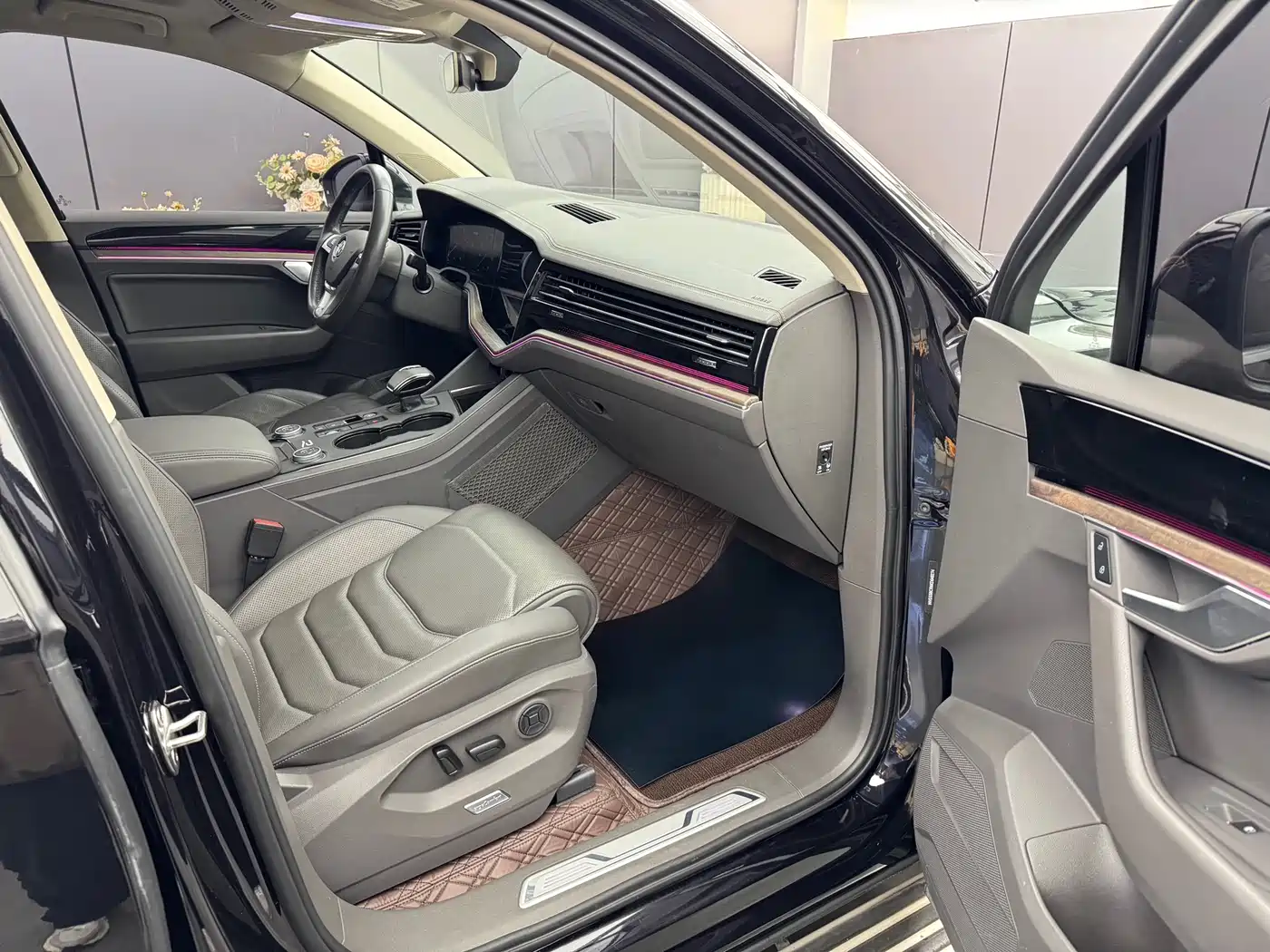 Volkswagen Touareg 2019 2.0TSI Sharp Wing Edition China VI фото 8