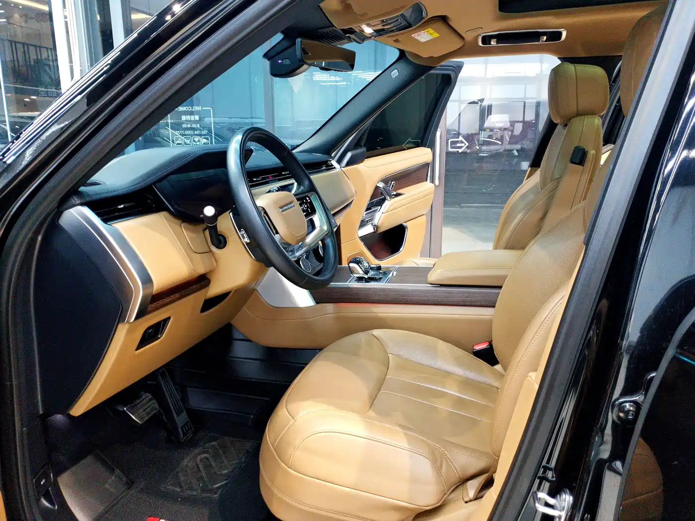 Land Rover Range Rover 2023 3.0 L6 400PS Golden Age 7-Seater Long Wheelbase фото 10