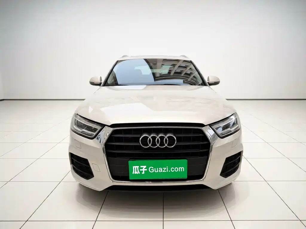 Photo 2 - Audi Q3