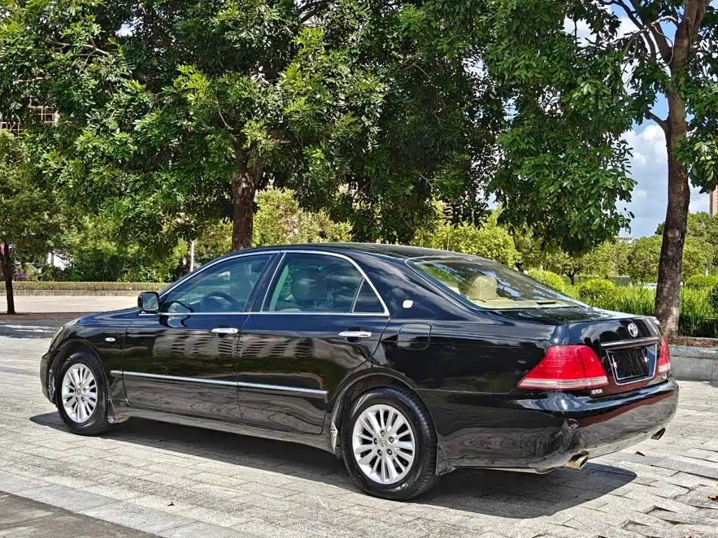 Фото 9 - Toyota Crown