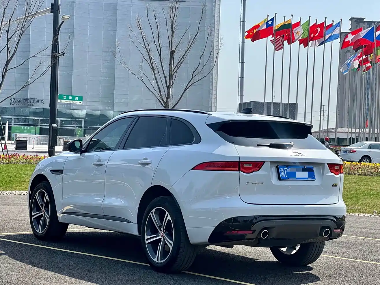 Фото 4 - Jaguar F-PACE