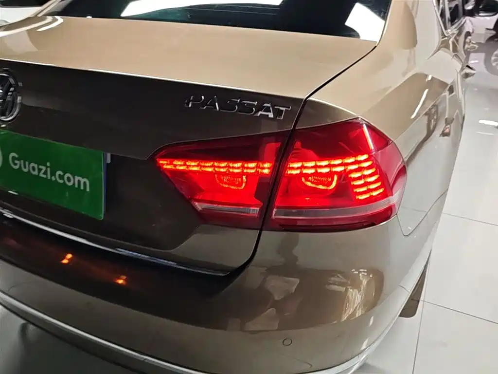 Volkswagen Passat 2014 1.8TSI DSG Executive Edition фото 8