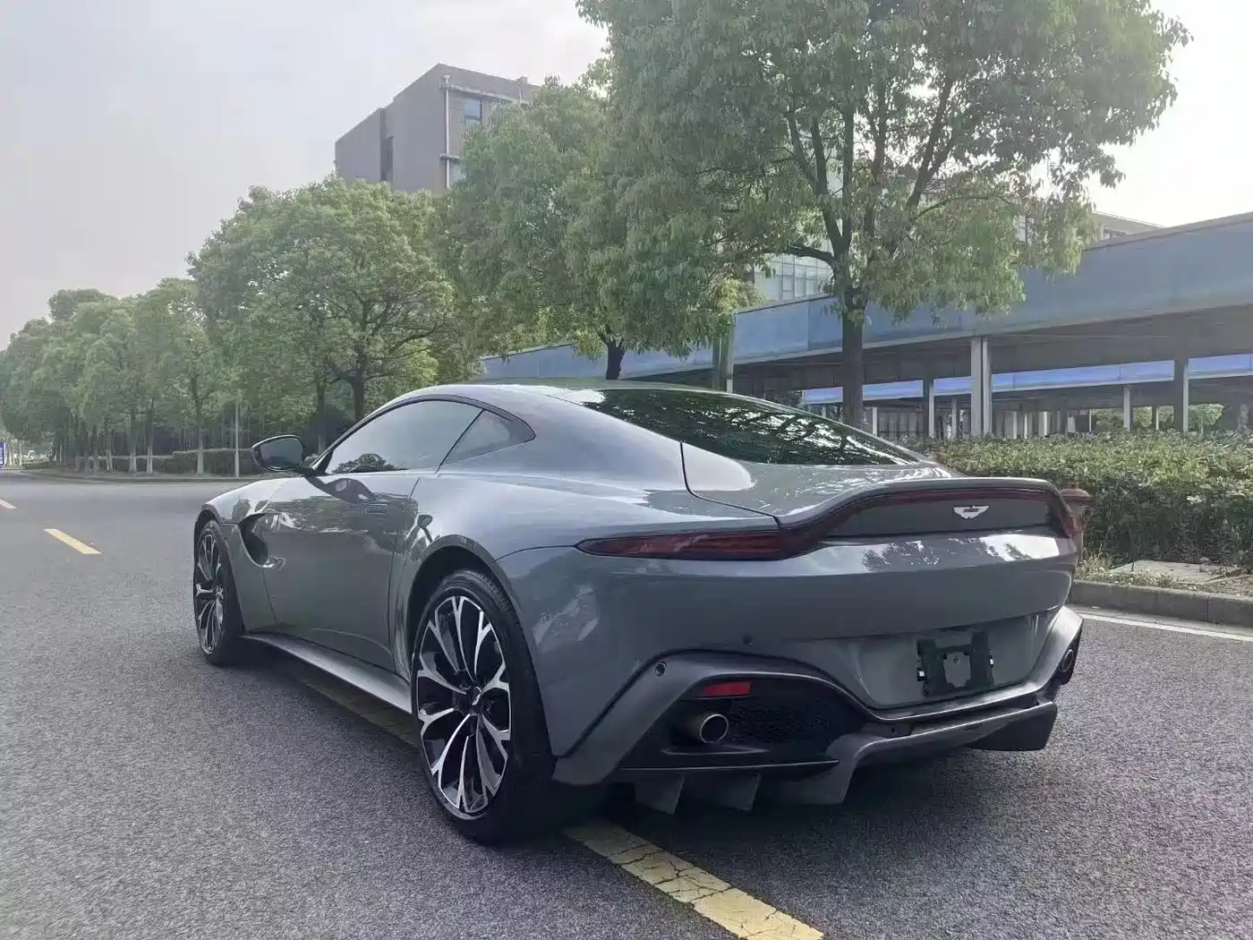 ASTON MARTIN V8 VANTAGE