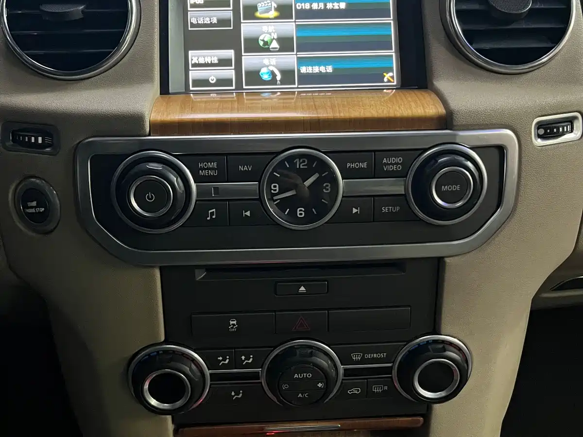 Land Rover Discovery 2015 3.0 SC V6 SE фото 25