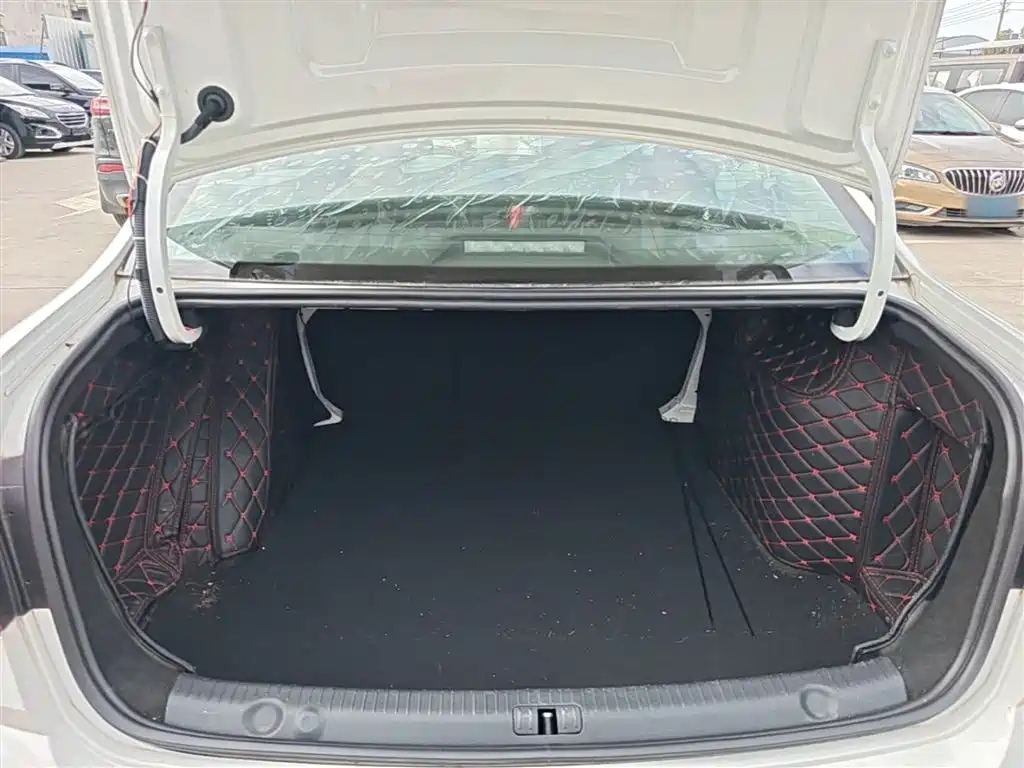 Volkswagen Lavida 2017 1.6L Manual Comfort Edition фото 19