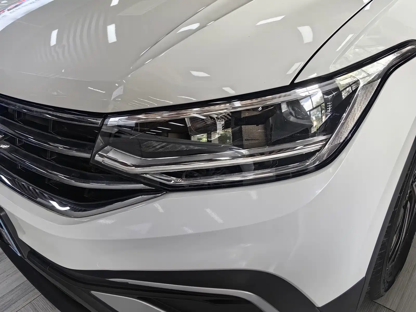 صورة 17 - Volkswagen Tiguan L