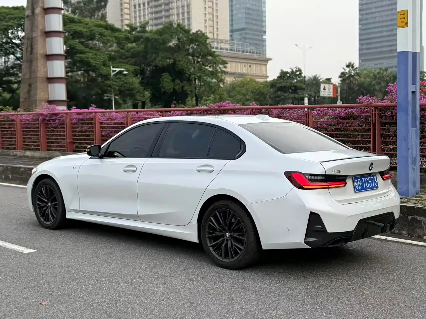 Photo 8 - BMW 3 Series