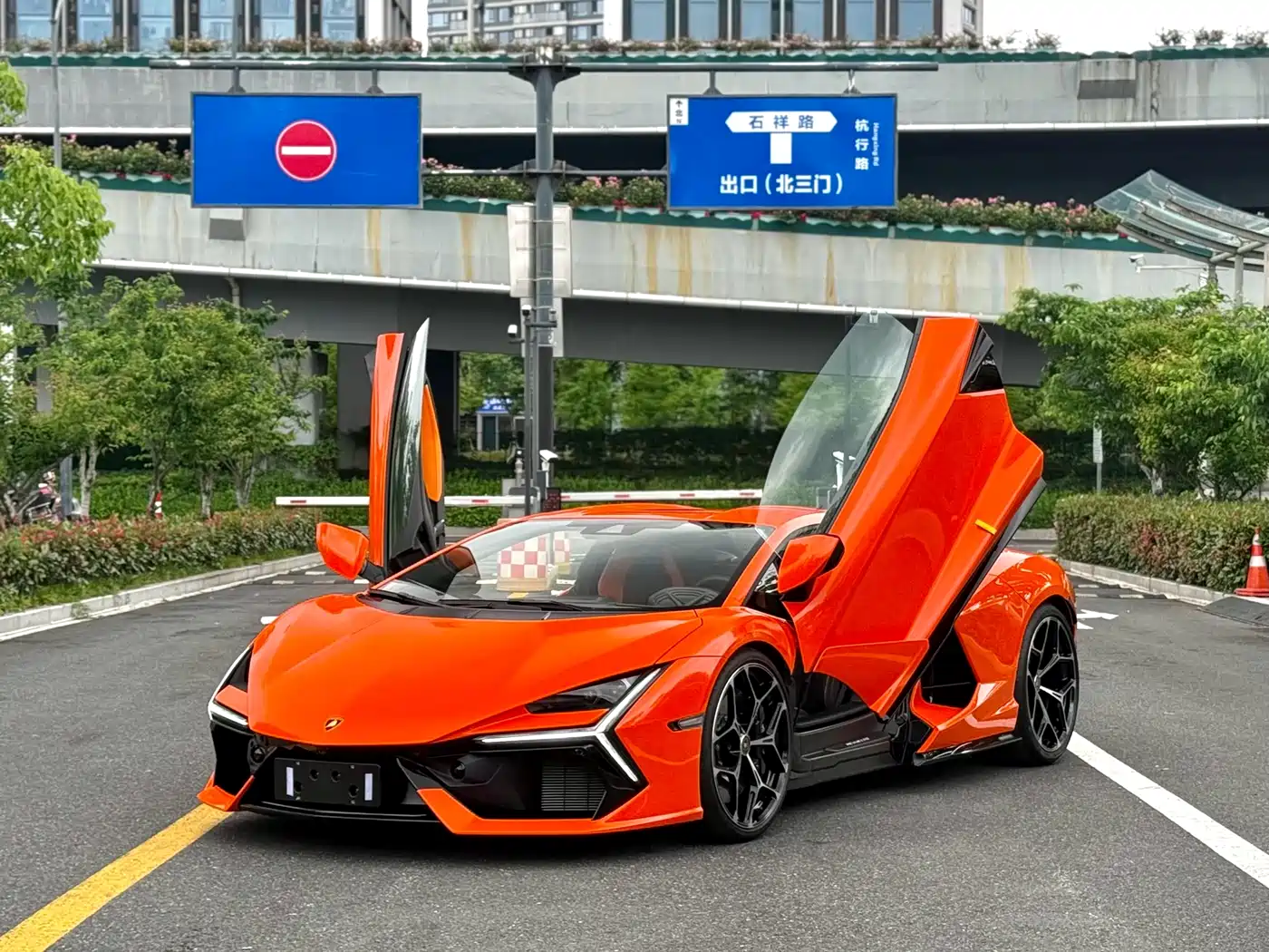 Lamborghini Revuelto 2023 6.5L PHEV Standard фото 3