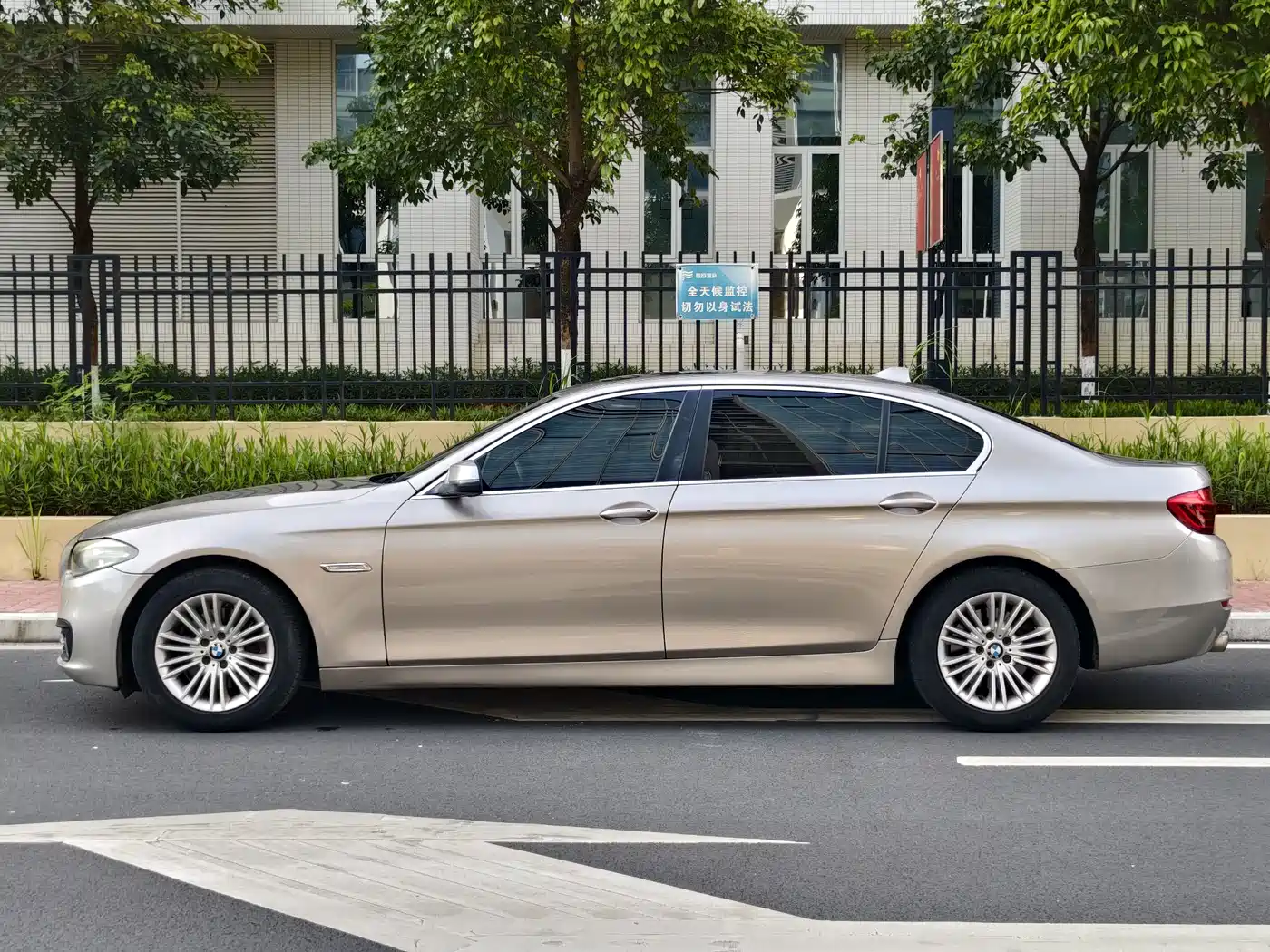 BMW 5 Series 2014 525Li Leading фото 7