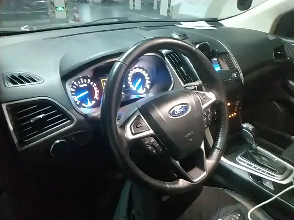 Photo 10 - Ford Edge