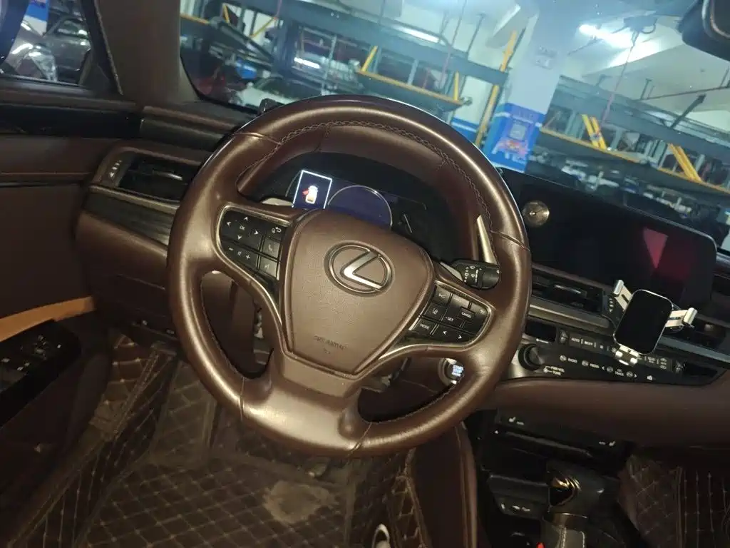 Фото 3 - Lexus ES