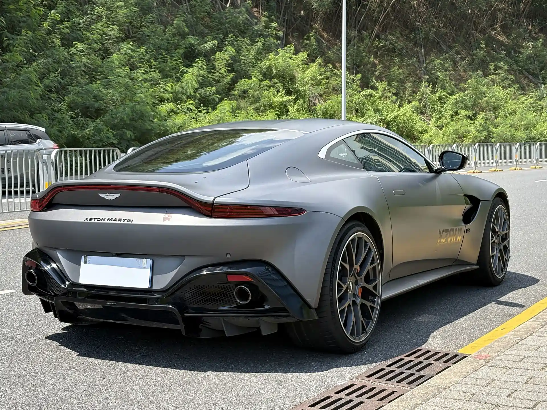 Фото 2 - Aston Martin Vantage