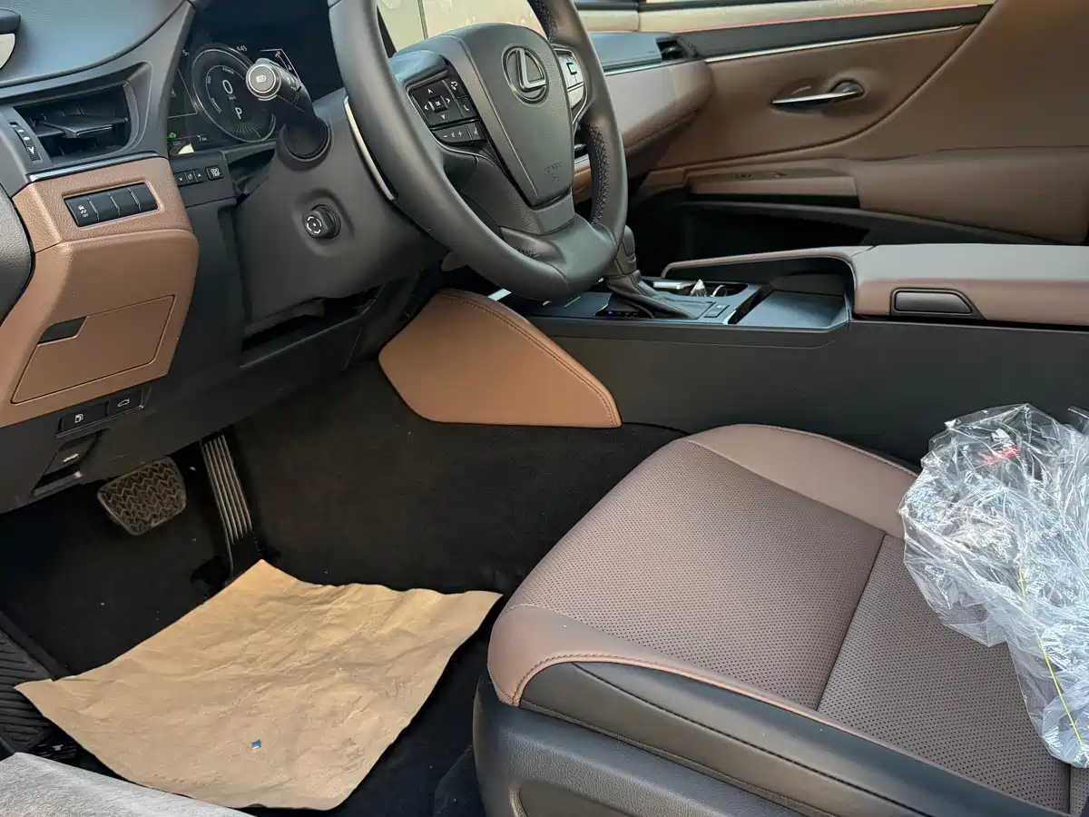 Lexus ES 2025 300h Ultimate Edition фото 10