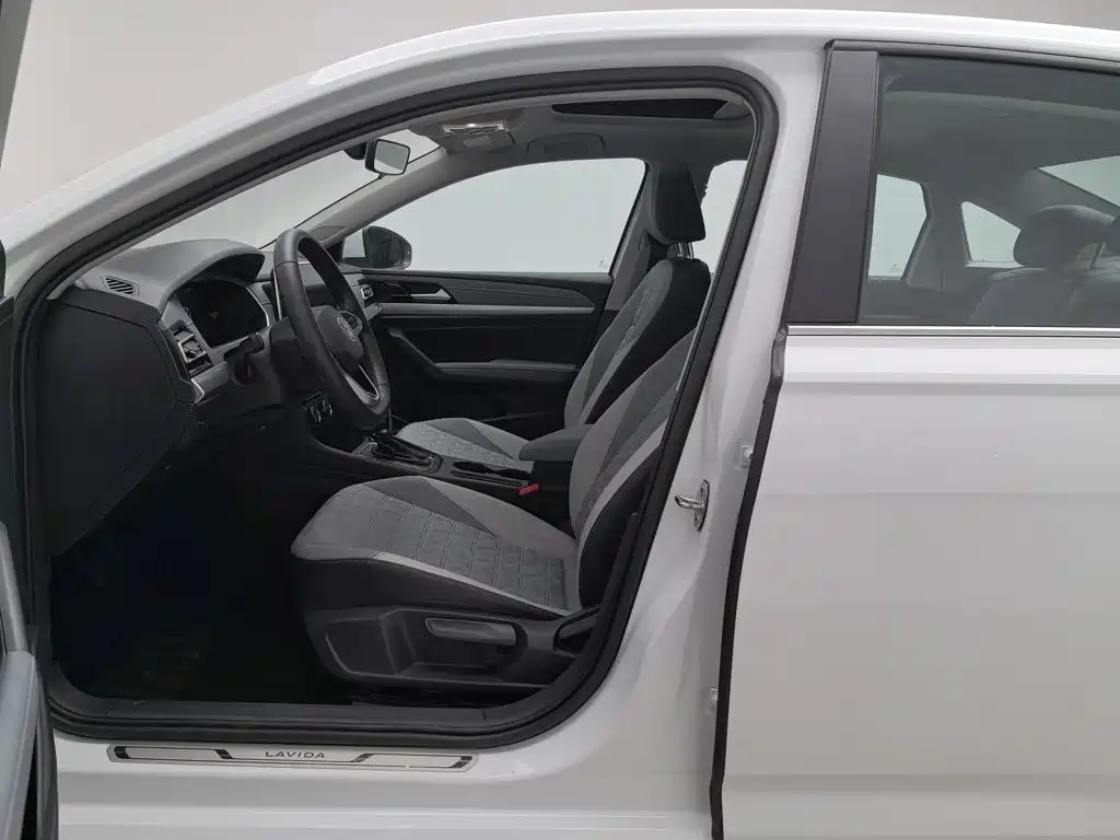 صورة 10 - Volkswagen Lavida