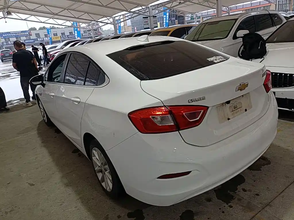 Photo 5 - Chevrolet Cruze