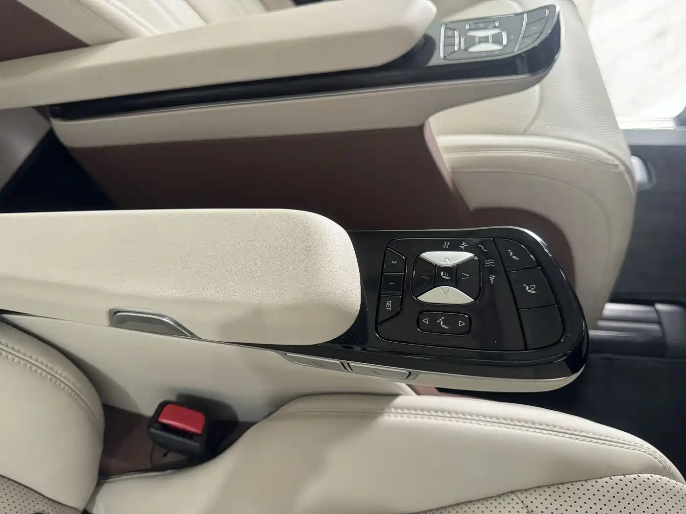 BYD Xia 2025 DM-i 1.5T 180km Surpass Edition фото 18
