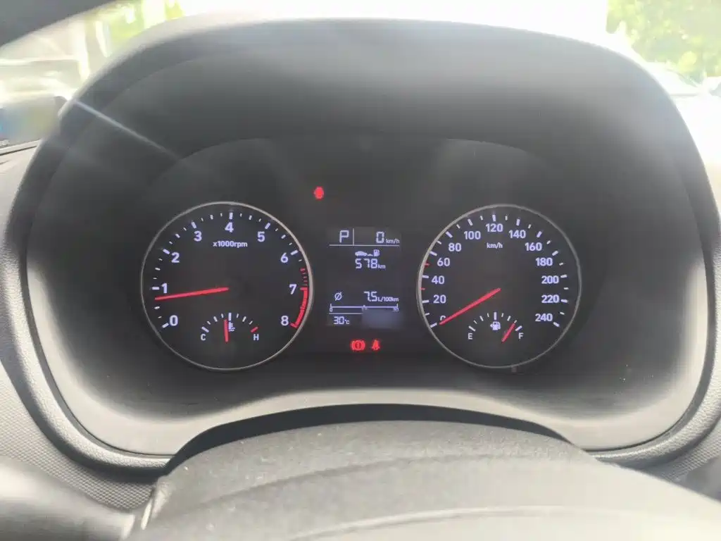 Фото 4 - Hyundai Elantra